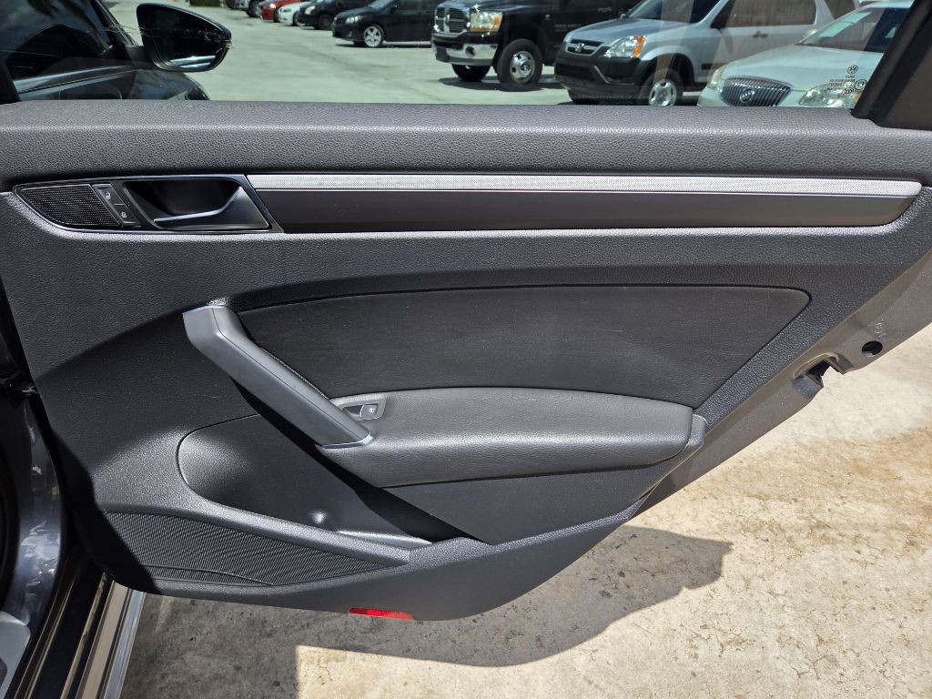 2017 Volkswagen Passat Image 15