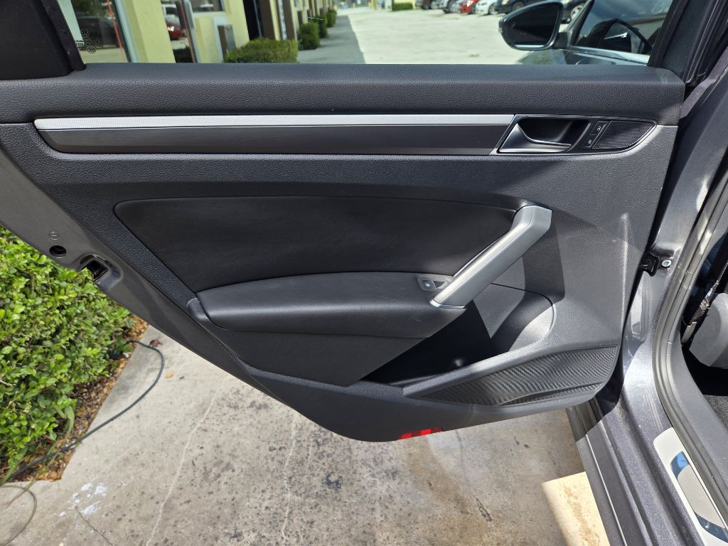 2017 Volkswagen Passat Image 16