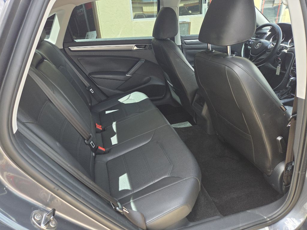 2017 Volkswagen Passat Image 18