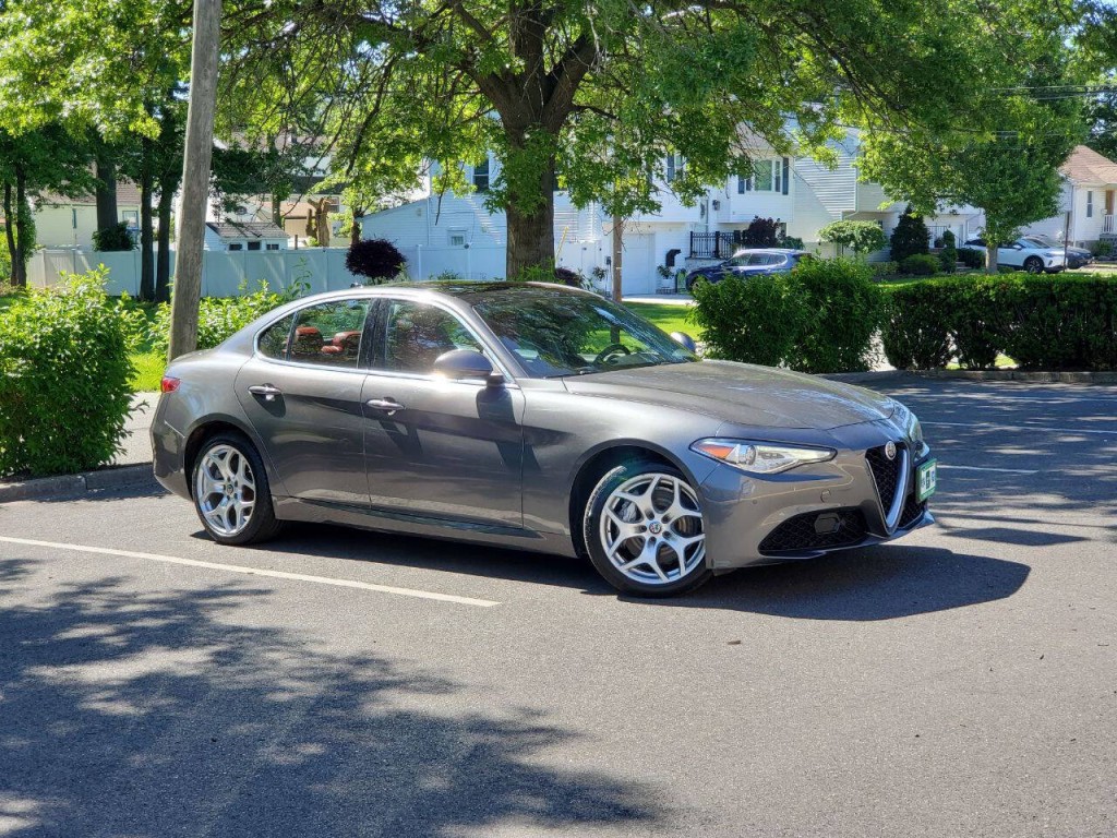 2021 Alfa Romeo Giulia Image 1