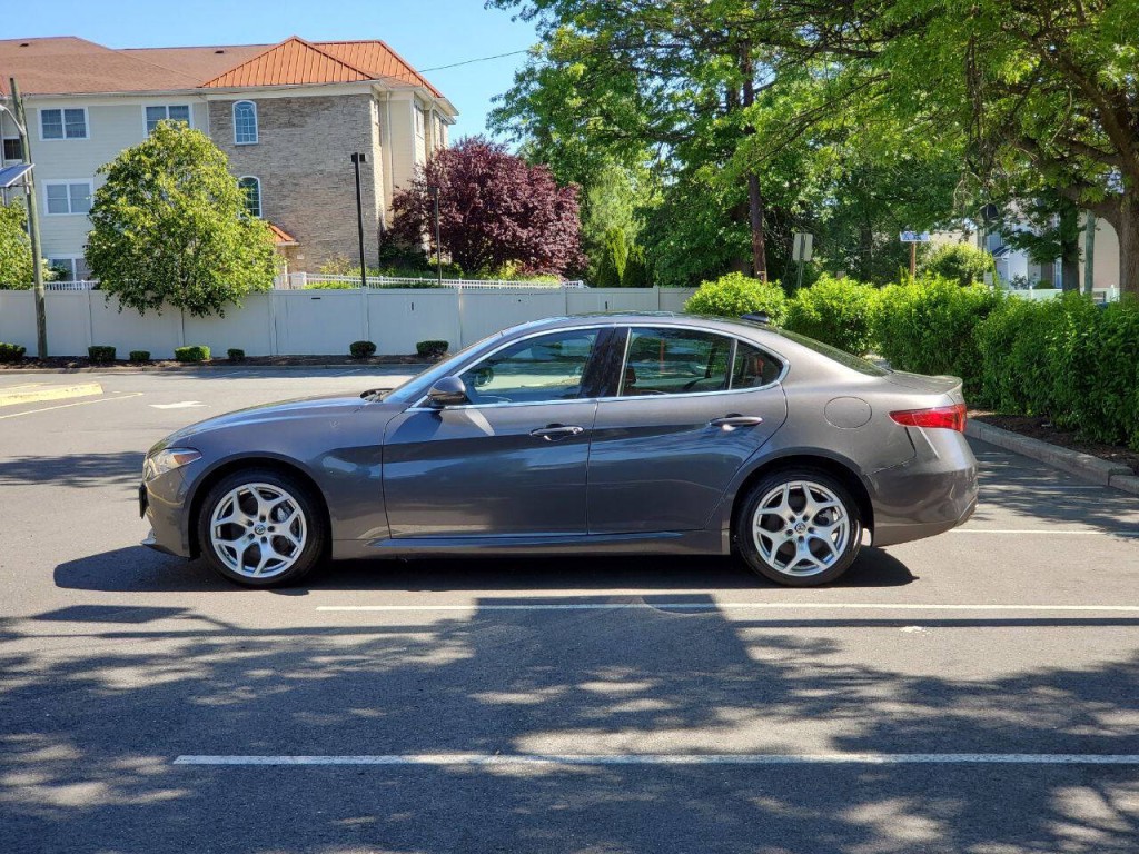 2021 Alfa Romeo Giulia Image 4