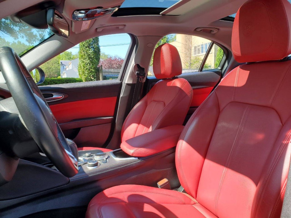 2021 Alfa Romeo Giulia Image 8