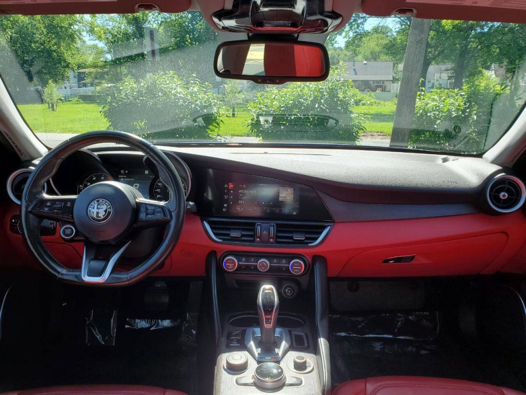 2021 Alfa Romeo Giulia Image 16