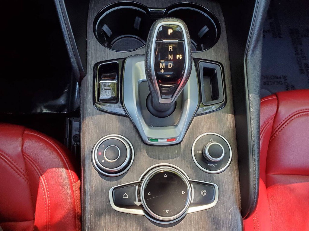 2021 Alfa Romeo Giulia Image 21