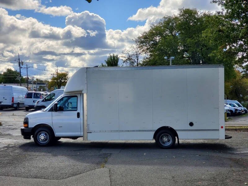 2021 Chevrolet Express Image 4