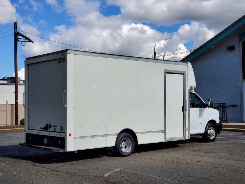 2021 Chevrolet Express Image 6