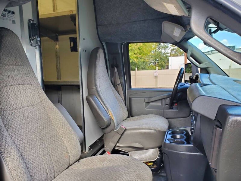 2021 Chevrolet Express Image 9