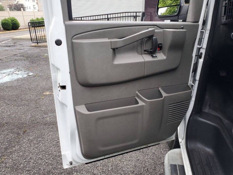 2021 GMC Savana Image 9