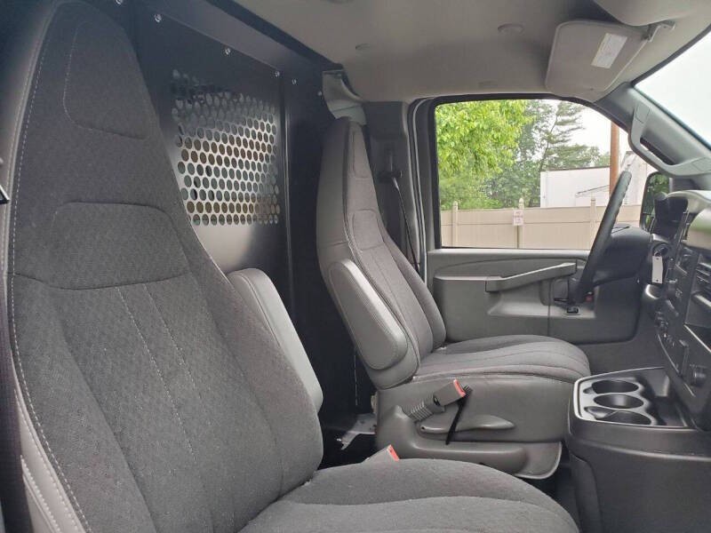 2021 GMC Savana Image 10