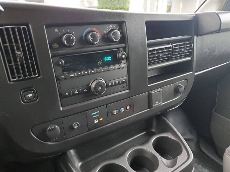 2021 GMC Savana Image 12