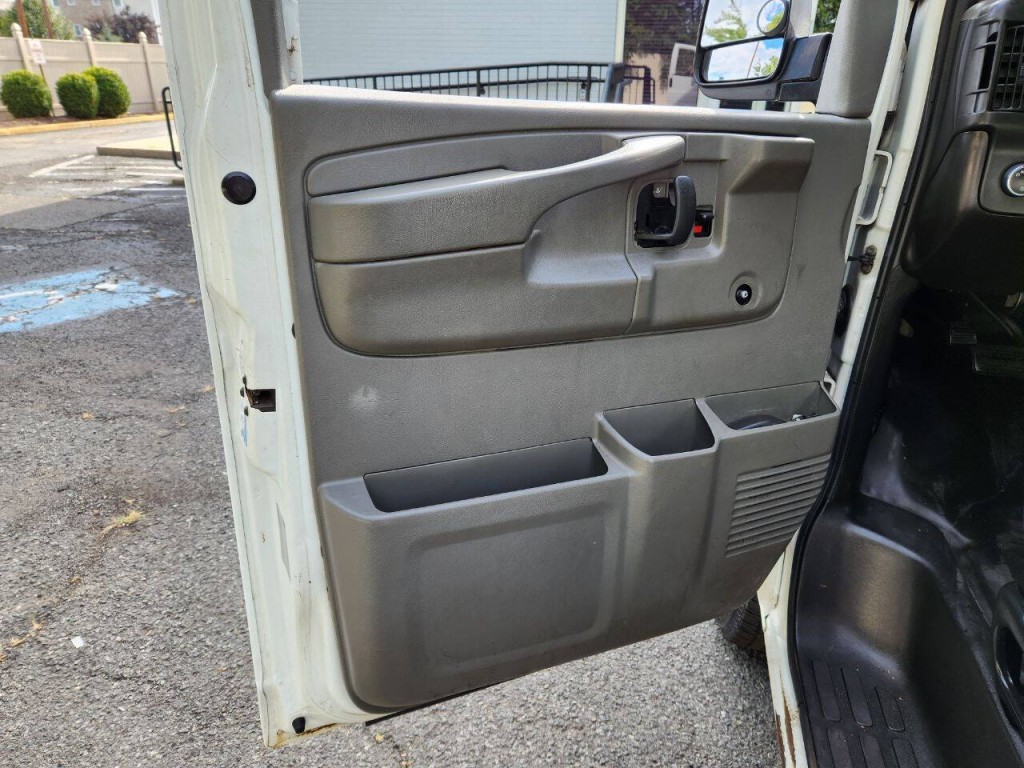 2013 Chevrolet Express Image 9