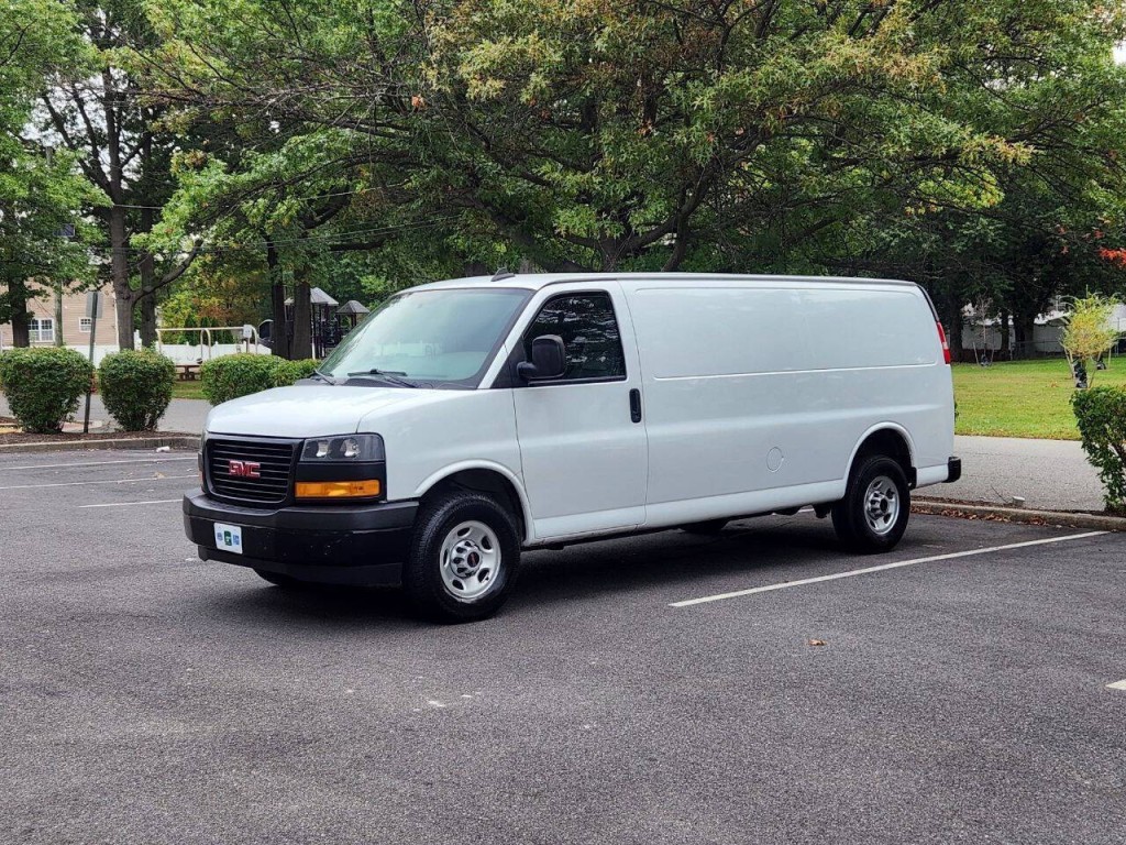2023 GMC Savana Image 3