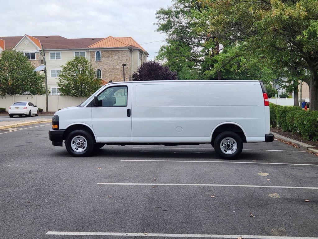 2023 GMC Savana Image 4