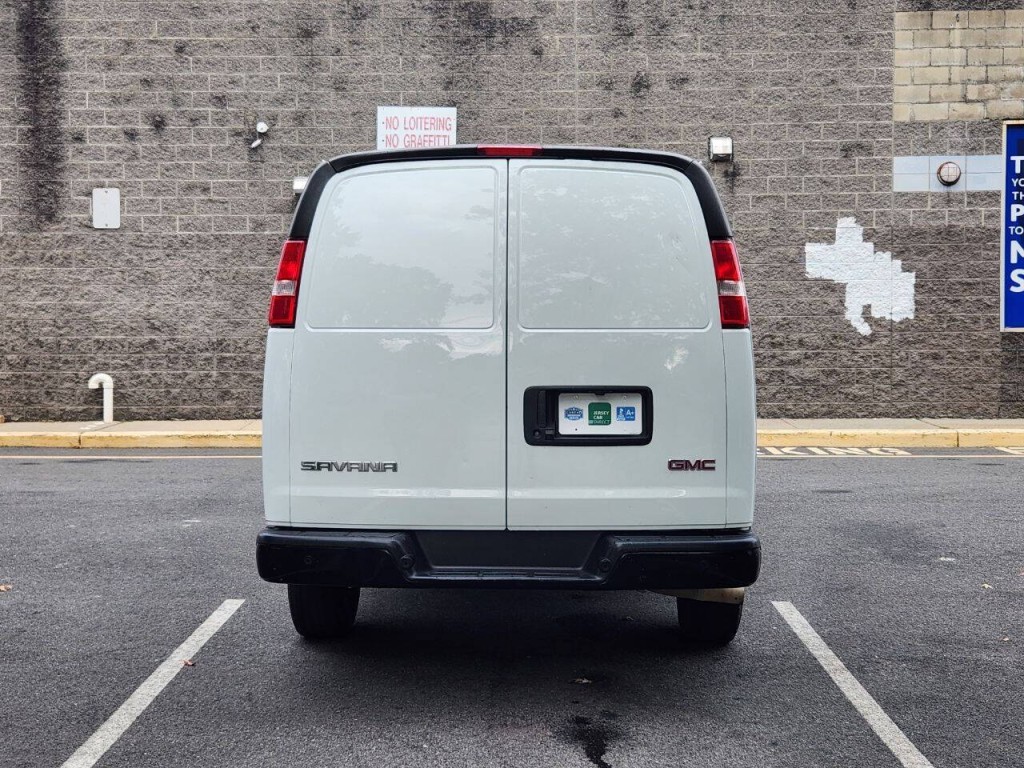 2023 GMC Savana Image 5