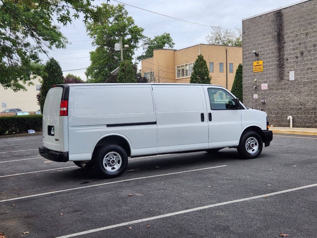 2023 GMC Savana Image 6