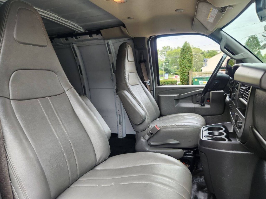 2023 GMC Savana Image 10