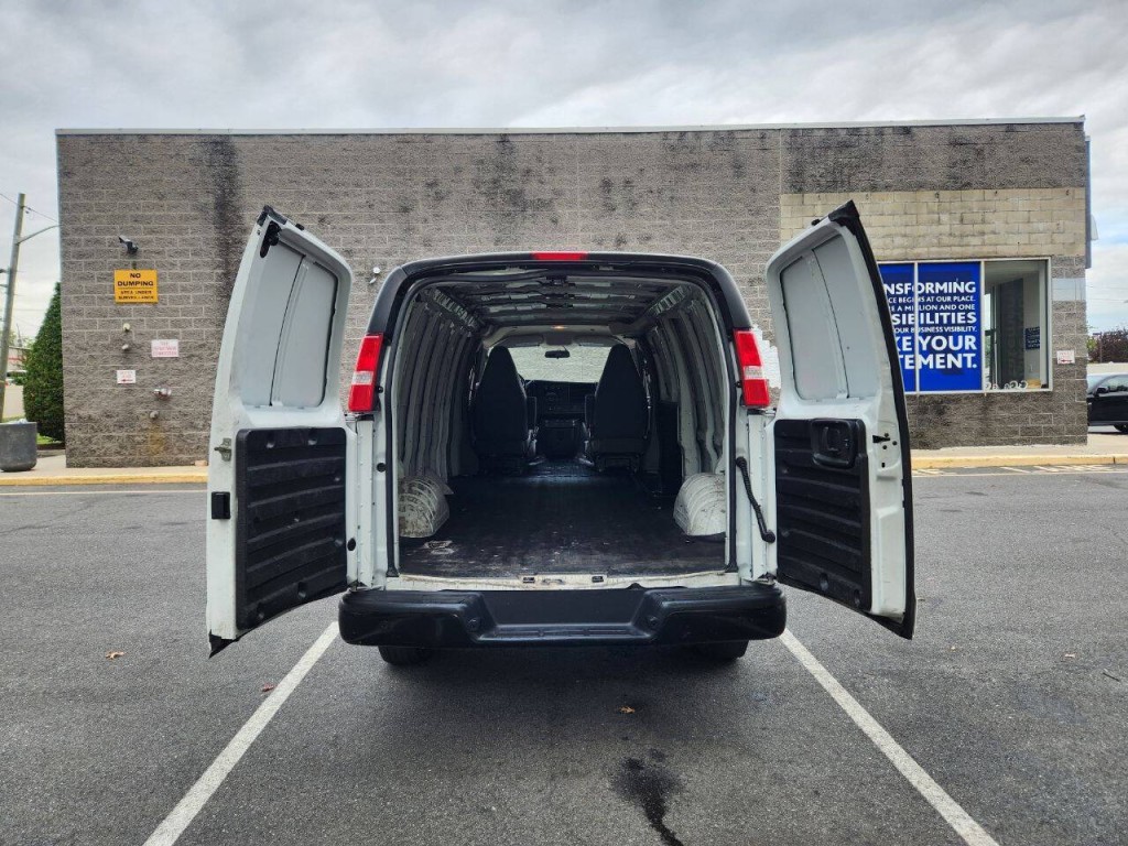 2023 GMC Savana Image 11