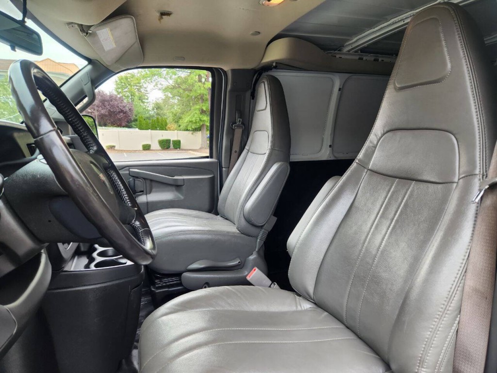 2023 GMC Savana Image 8