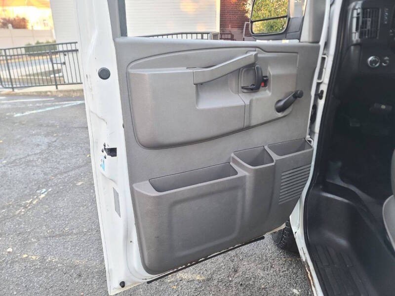 2019 GMC Savana Image 9