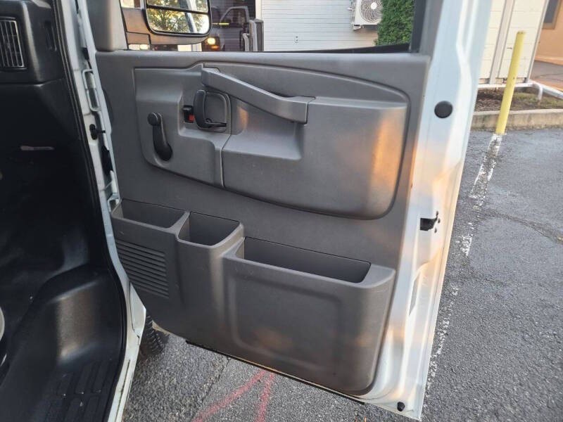 2019 GMC Savana Image 11