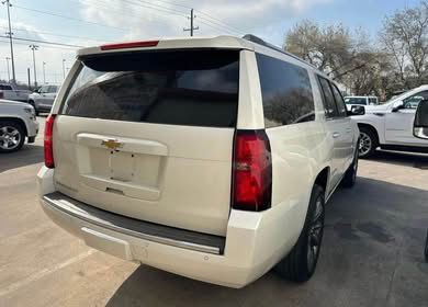 2015 Chevrolet Suburban Image 3