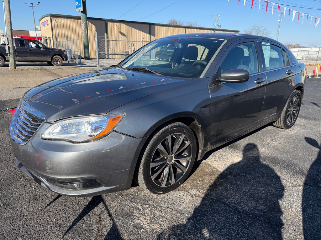 2013 Chrysler 200 Image 1