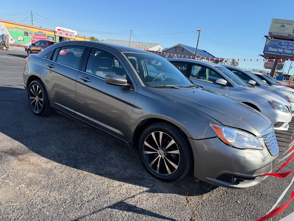 2013 Chrysler 200 Image 2