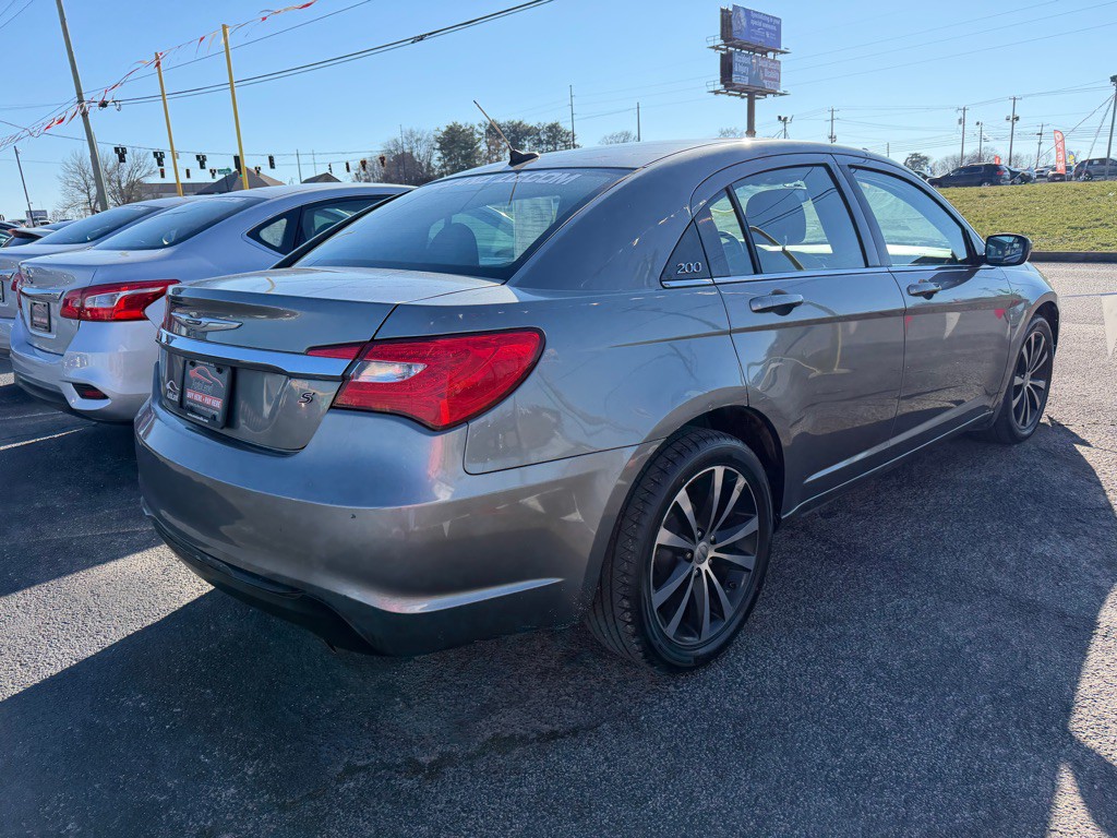 2013 Chrysler 200 Image 3