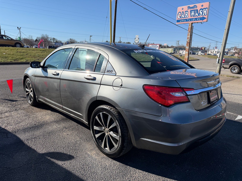 2013 Chrysler 200 Image 4