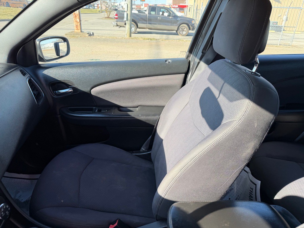 2013 Chrysler 200 Image 6