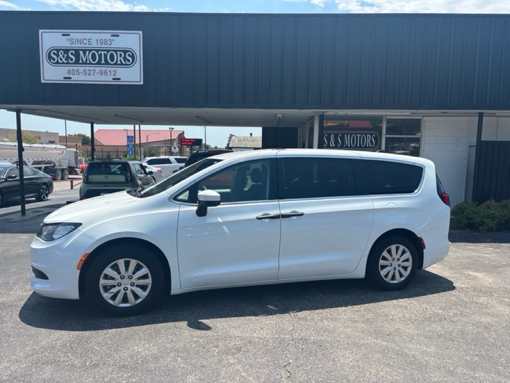 2020 Chrysler Voyager Image 1