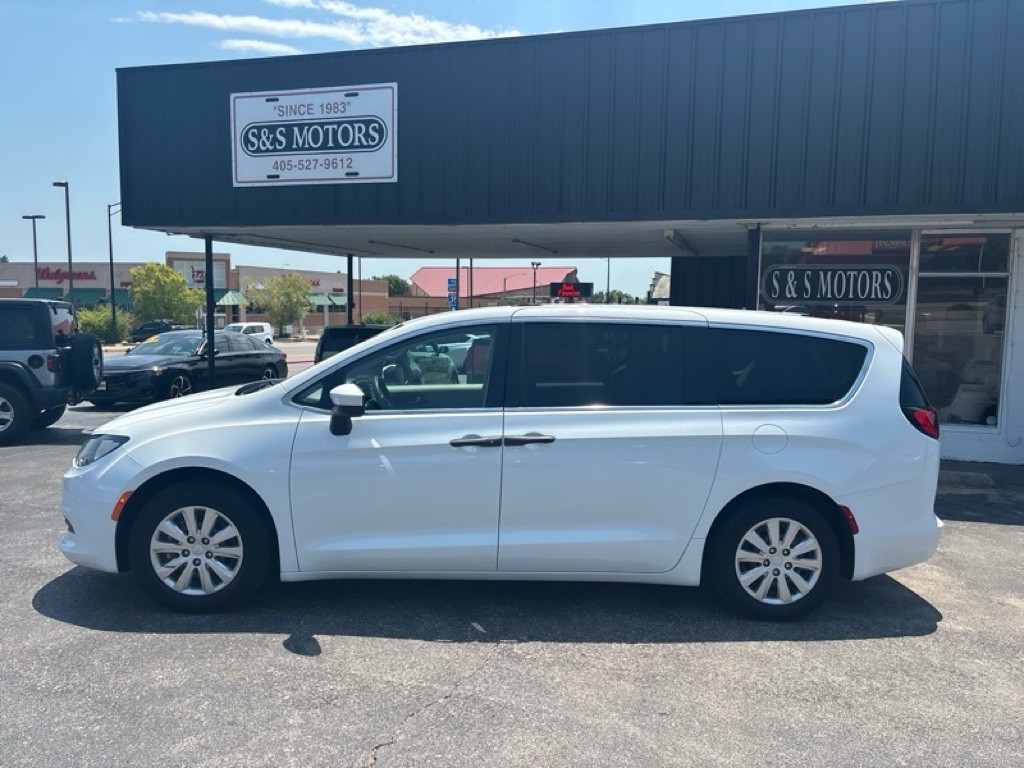 2020 Chrysler Voyager Image 2