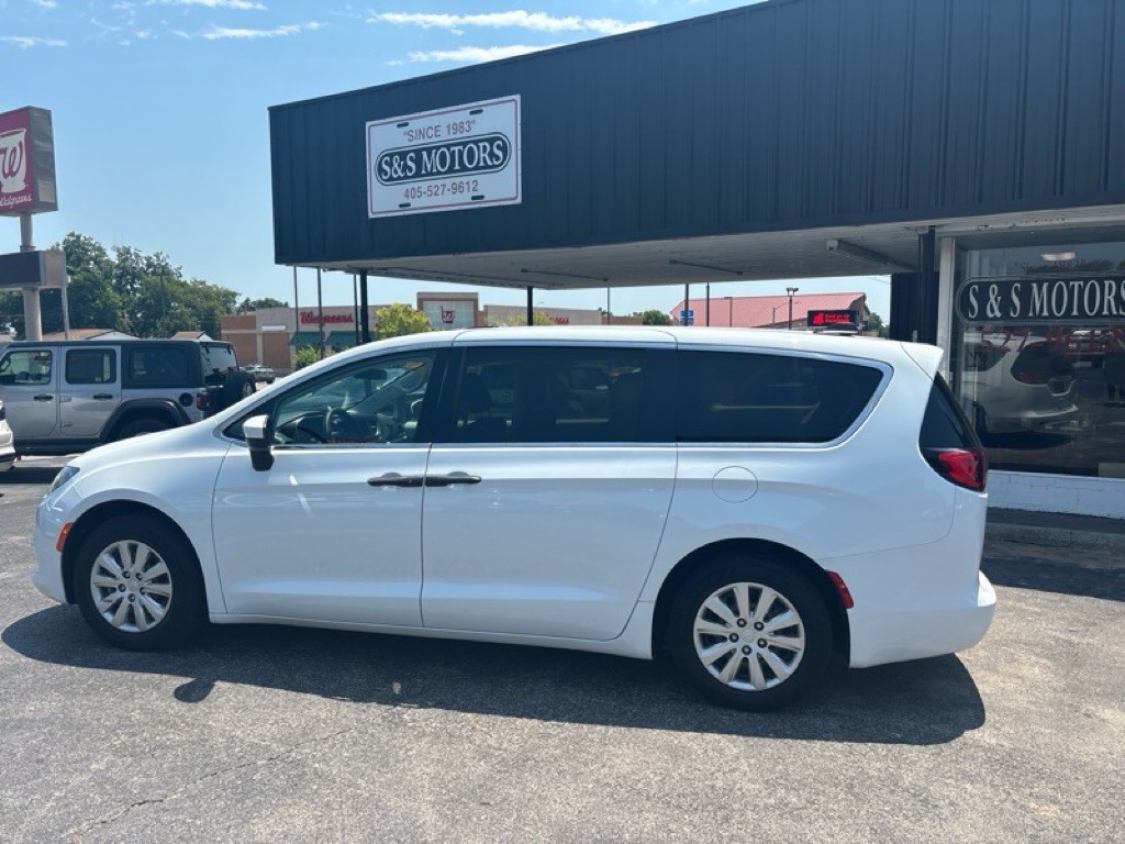 2020 Chrysler Voyager Image 3