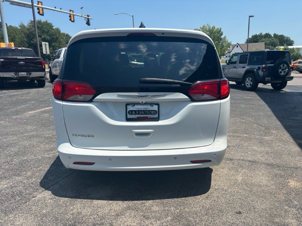 2020 Chrysler Voyager Image 4
