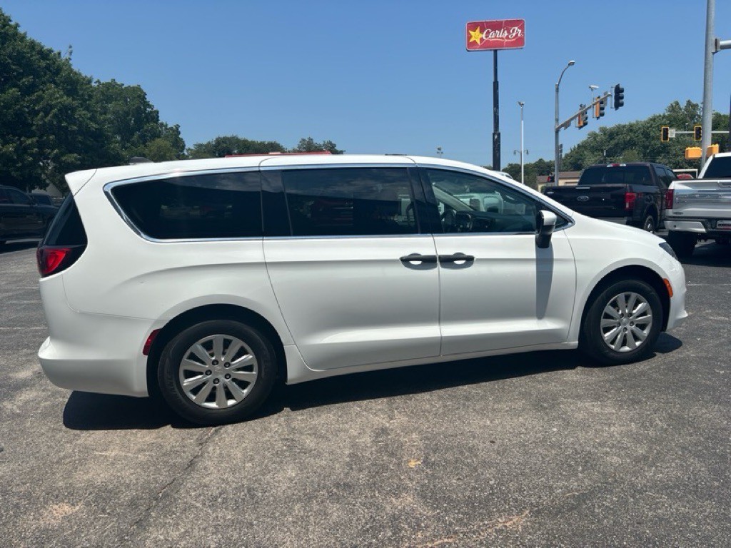 2020 Chrysler Voyager Image 5