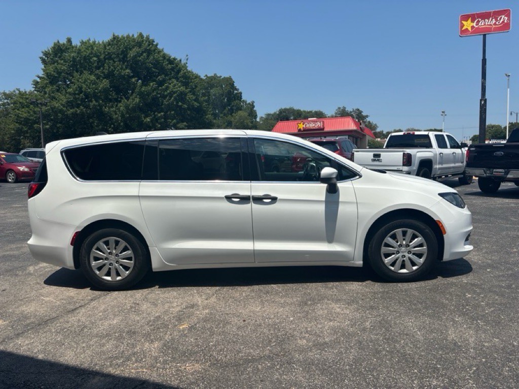 2020 Chrysler Voyager Image 6