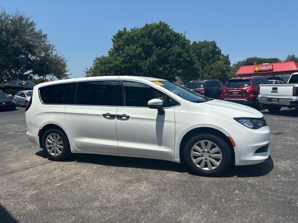2020 Chrysler Voyager Image 7