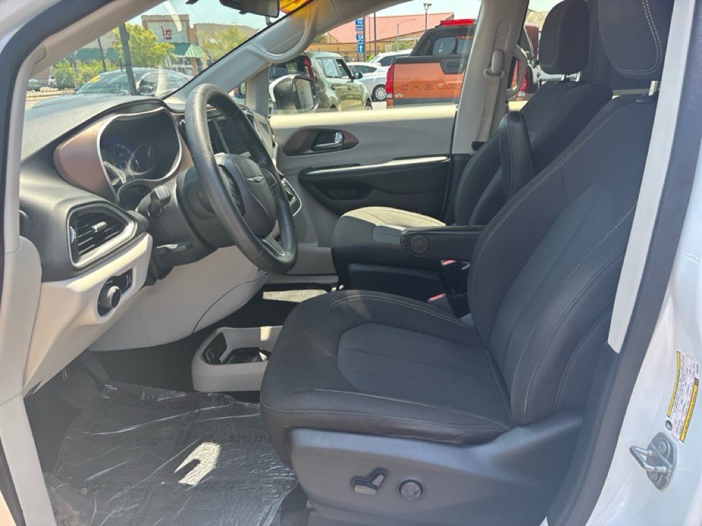 2020 Chrysler Voyager Image 9