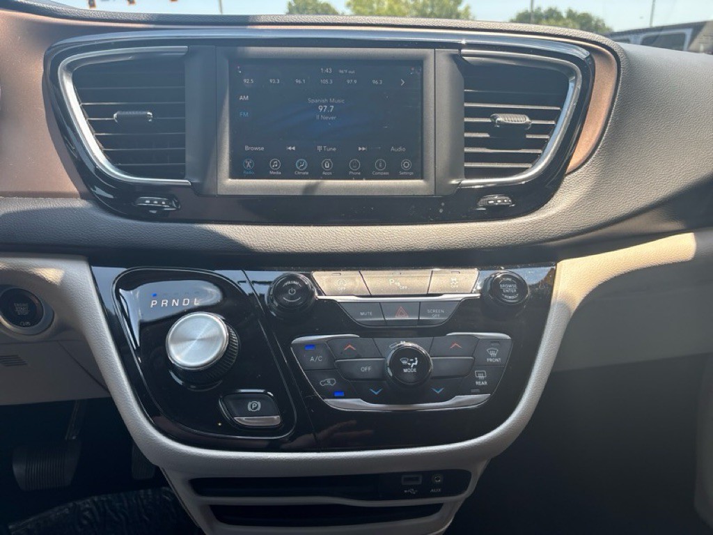 2020 Chrysler Voyager Image 15