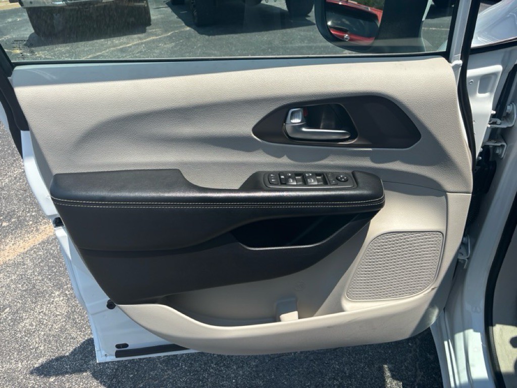2020 Chrysler Voyager Image 16