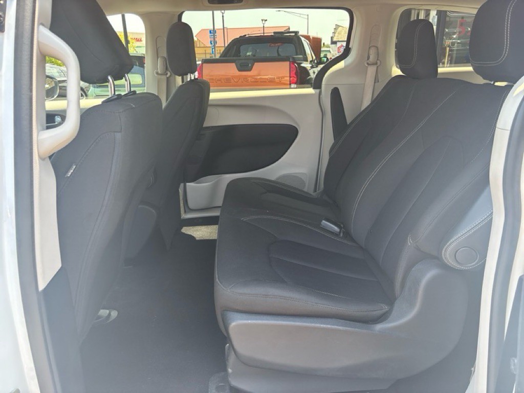 2020 Chrysler Voyager Image 17