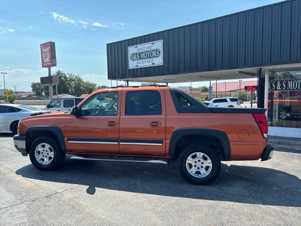 2005 Chevrolet Avalanche Image 3