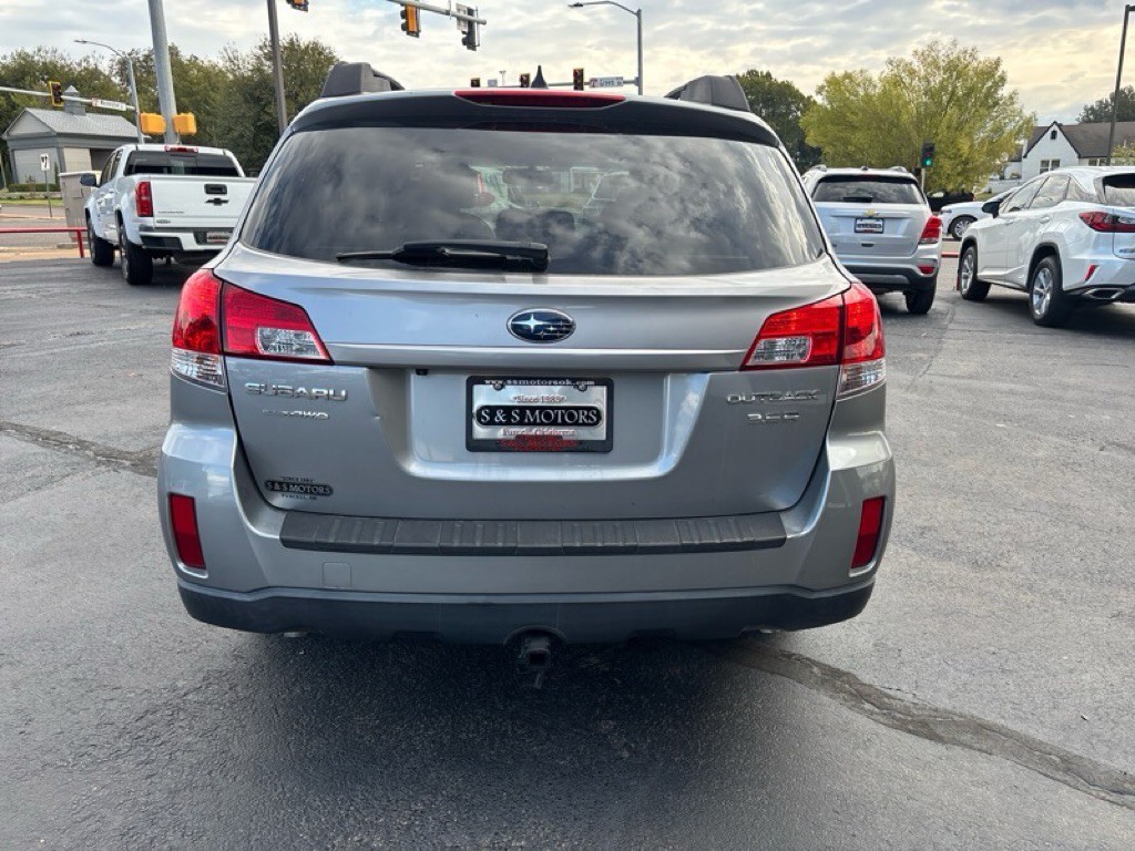 2011 Subaru Outback Image 4