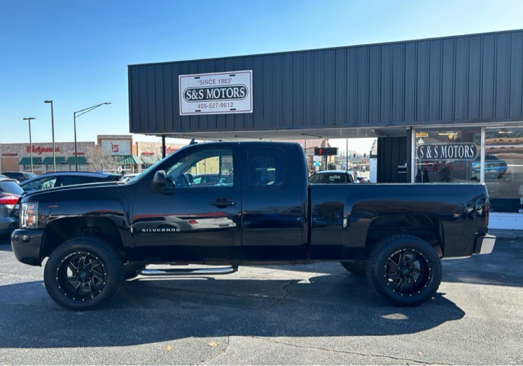 2011 Chevrolet Silverado 1500 Image 2