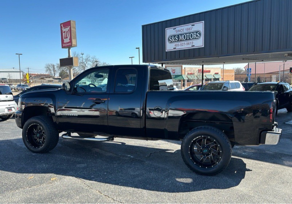 2011 Chevrolet Silverado 1500 Image 3