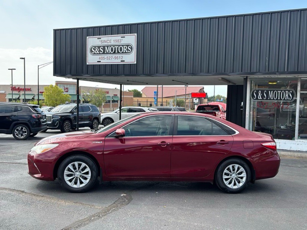 2017 Toyota Camry Image 2