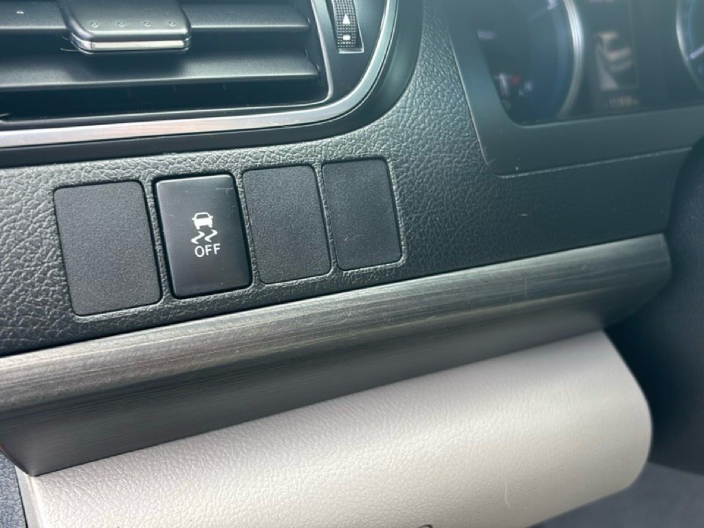 2017 Toyota Camry Image 11