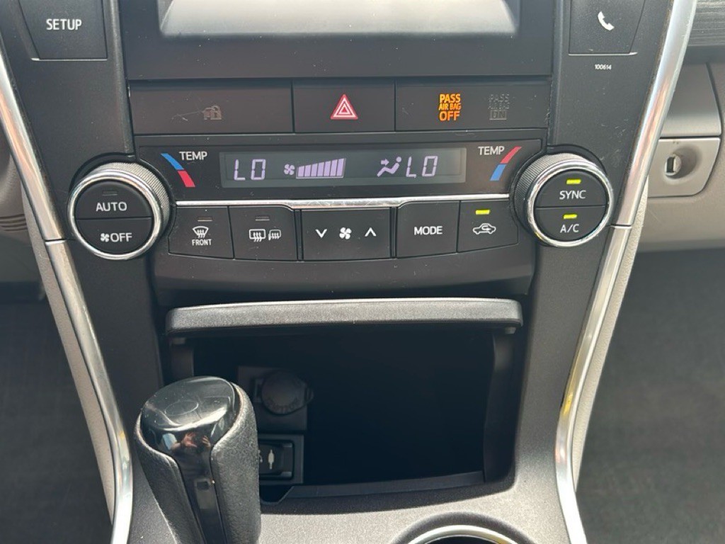 2017 Toyota Camry Image 16