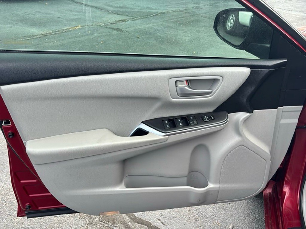 2017 Toyota Camry Image 18