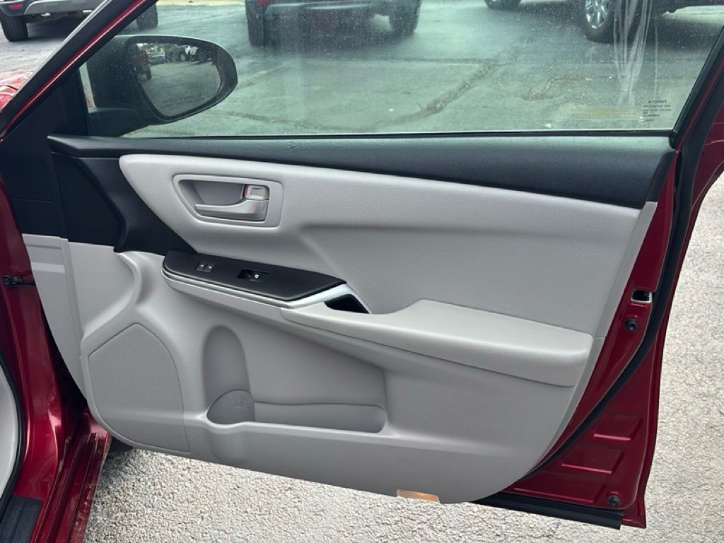2017 Toyota Camry Image 24